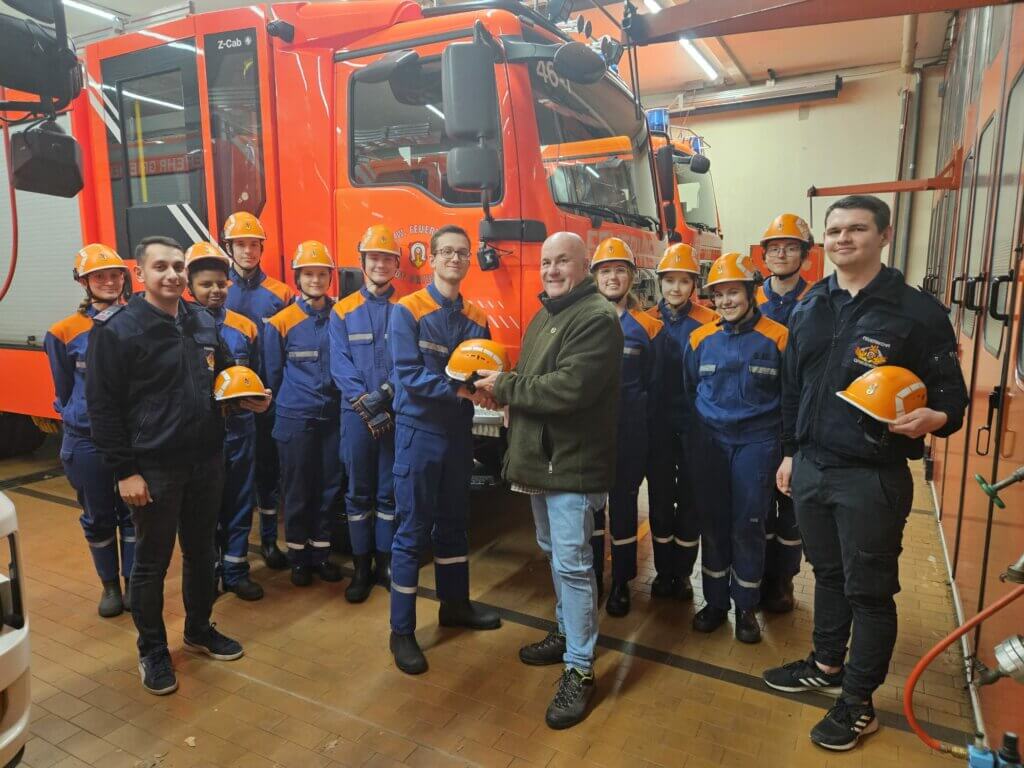 Helme für Jugendfeuerwehr Griesheim gespendet