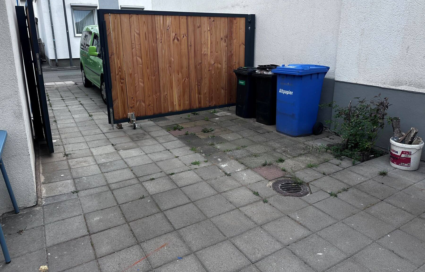 Betonpflaster, versiegelter Stellplatz, Mülltonnenplatz, tristes grau